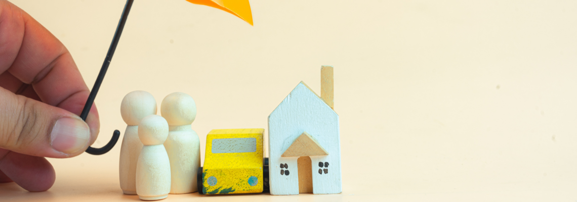 Abbildung eine Hand hält einen kleinen Regenschirm über Kleine Figuren von Menschen einem Auto und einem Haus 